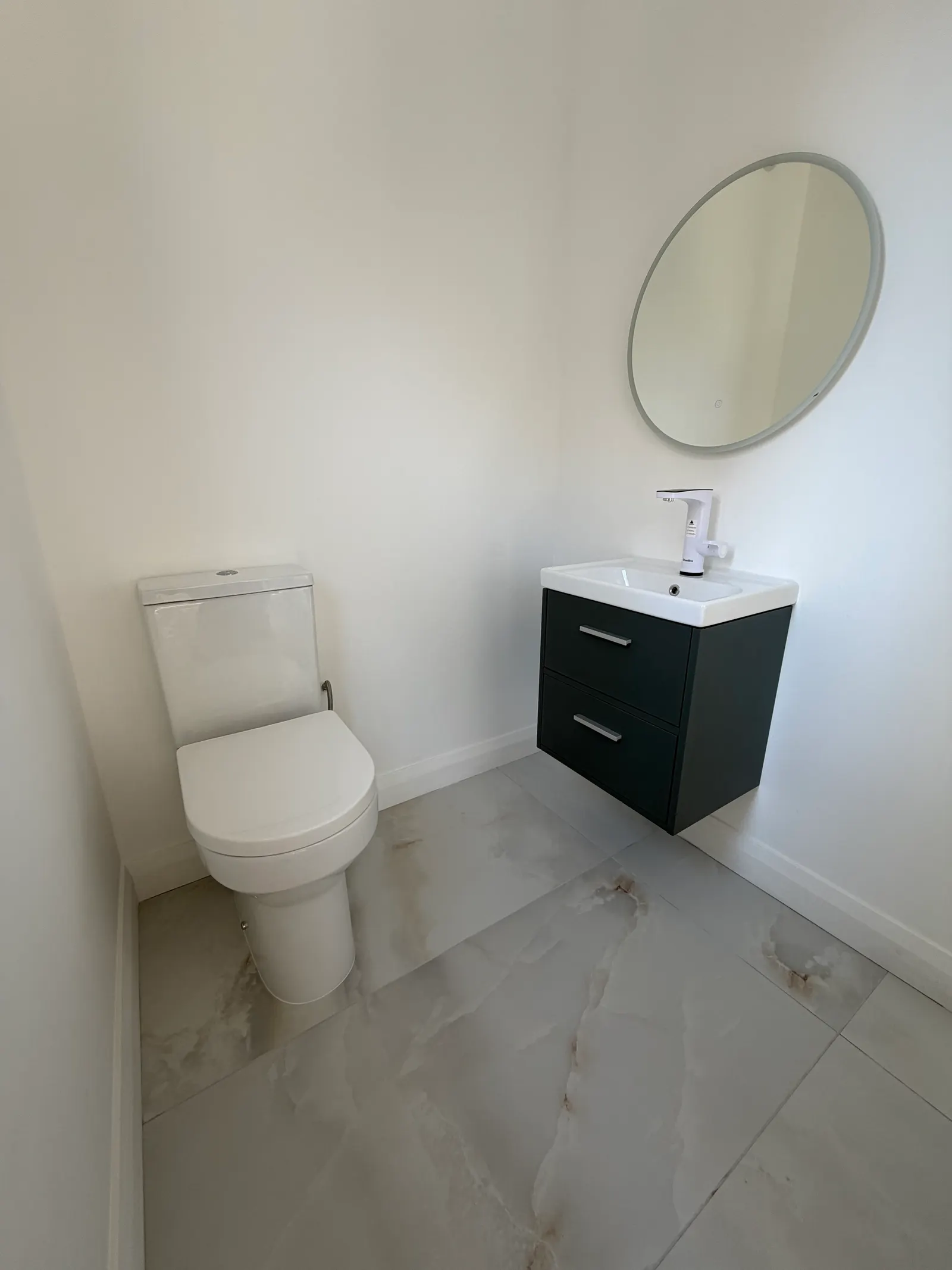 Garden room with fitted WC and wash basin